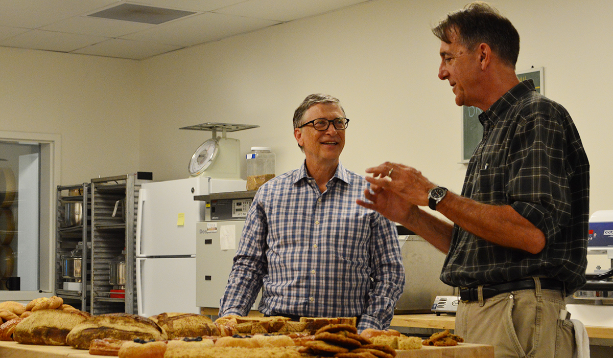 Bill Gates visits with Dr. Stephen Jones, Director of The Bread Lab